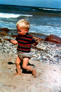 Picture of young Armin carrying a stone