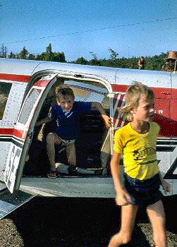 Picture of Armin and Imke stepping out of a plane
