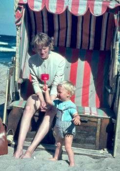 Picture of Armin and his mother on the beach