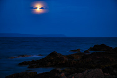 Picture of the moon over the sea