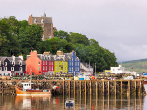 Picture of the red, yellow and blue houses in Tobermory