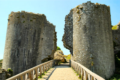 Picture of the ruins of the gatehouse of a castle