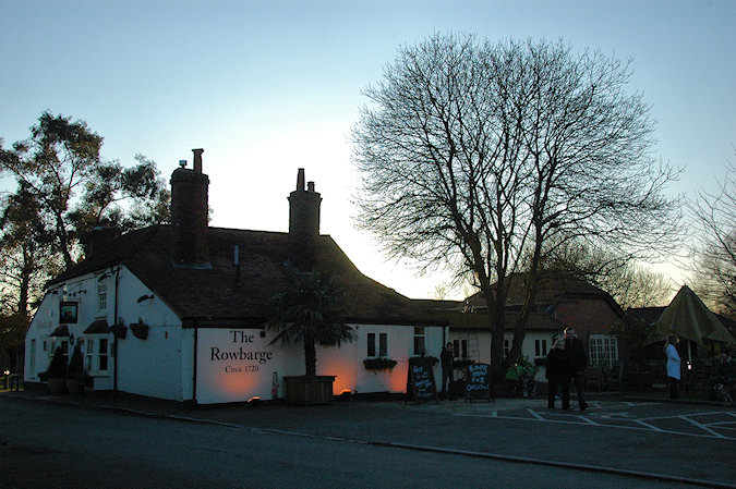 Picture of The Rowbarge pub in Woolhampton in the January afternoon sun